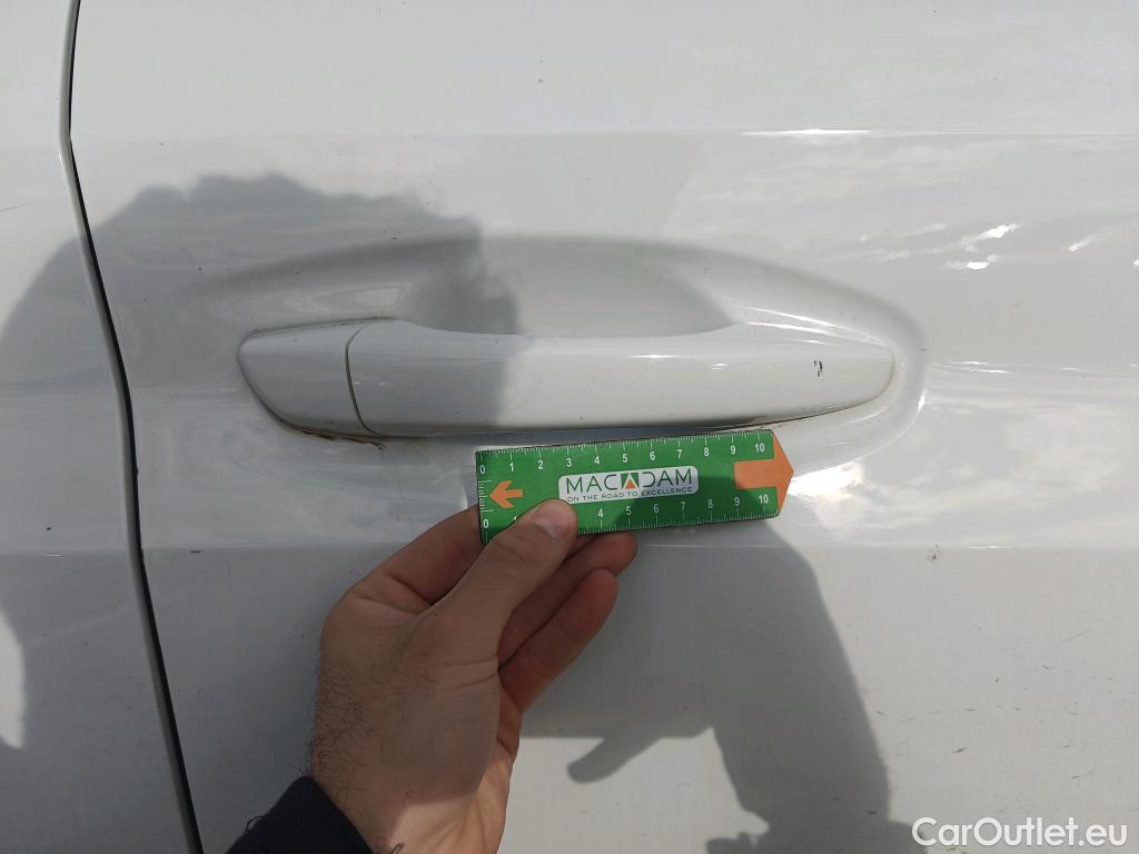  Peugeot  208 PEUGEOT  / 2019 / 5P / berlina con portón BlueHDi 73kW (100CV) Active Pack (AC) #43