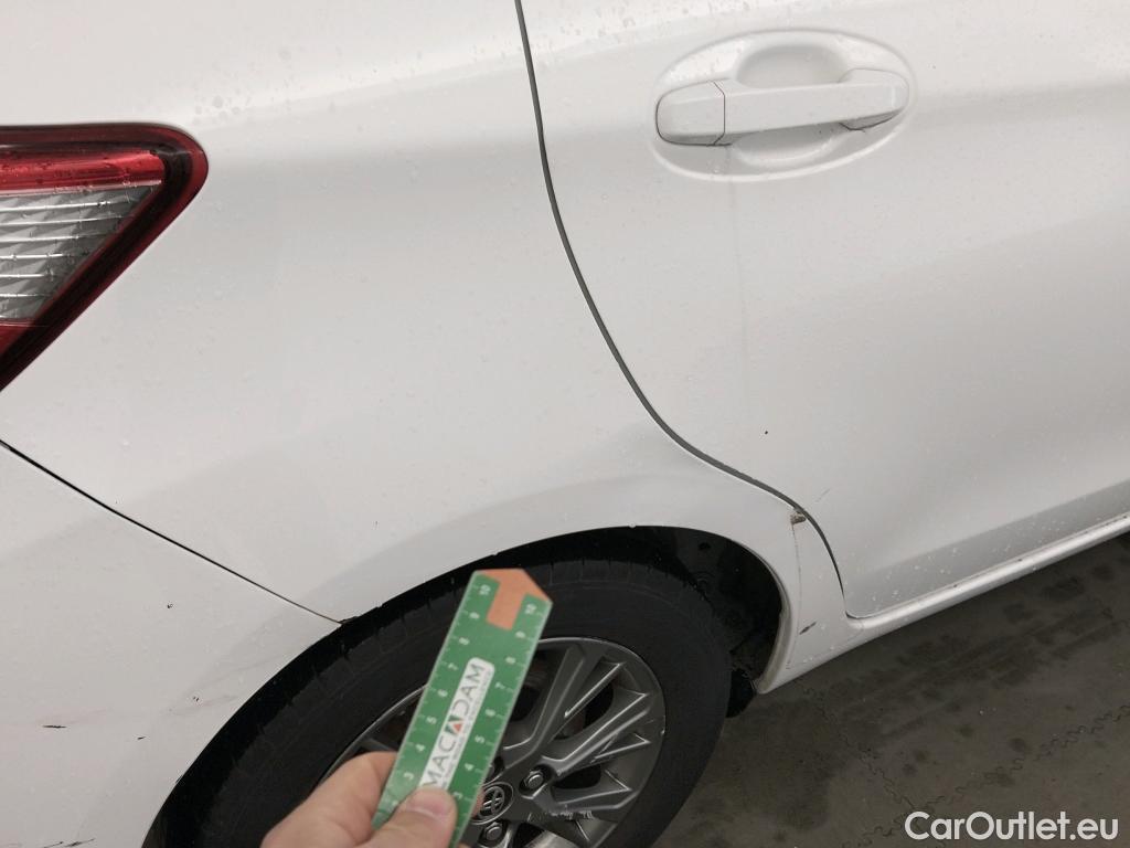  Toyota  Yaris TOYOTA  / 2017 / 5P / berlina con portón 1.5 100H Active #2