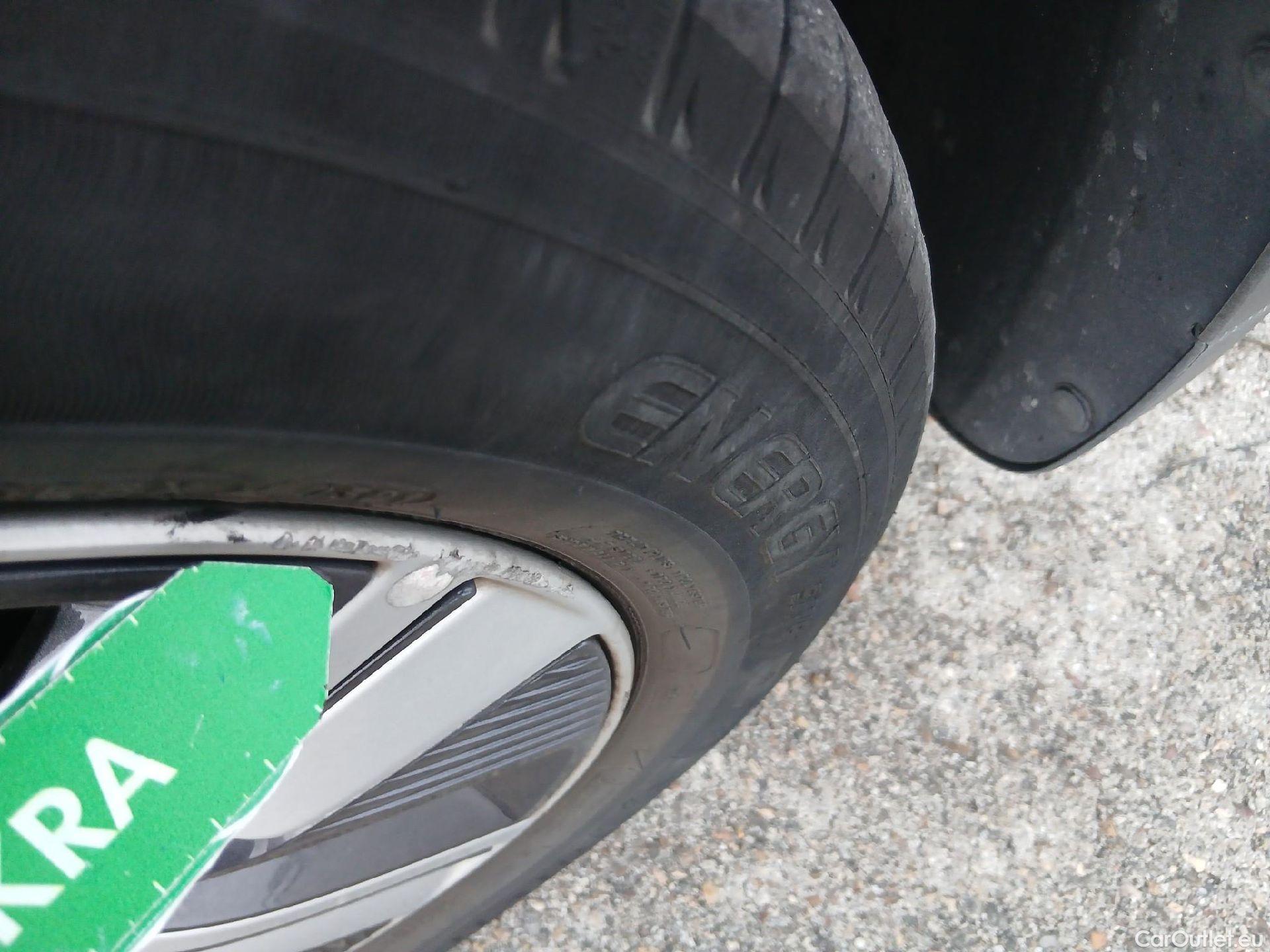  KIA  Niro KIA  / 2019 / 5P / crossover 1.6 GDi PHEV 104kW (141CV) Drive #9