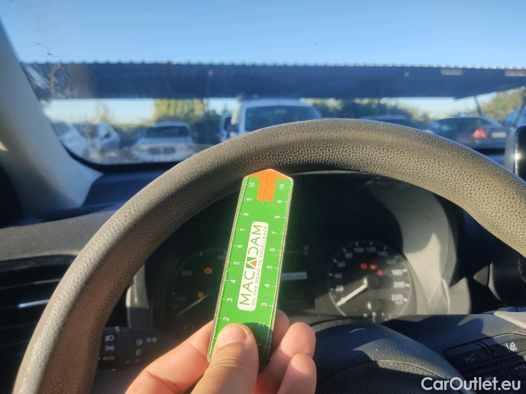  Toyota  Yaris TOYOTA  / 2020 / 5P / berlina con portón 1.5 120H Business Plus #7