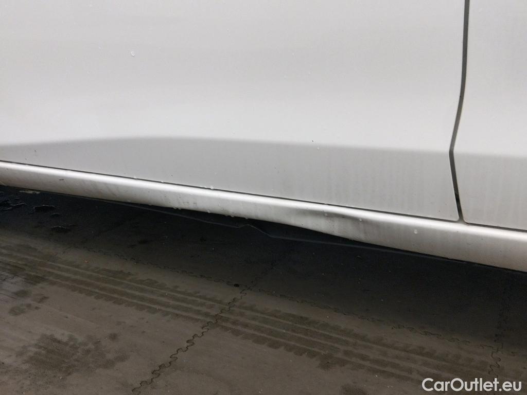  Toyota  Yaris TOYOTA  / 2017 / 5P / berlina con portón 1.5 100H Active #1