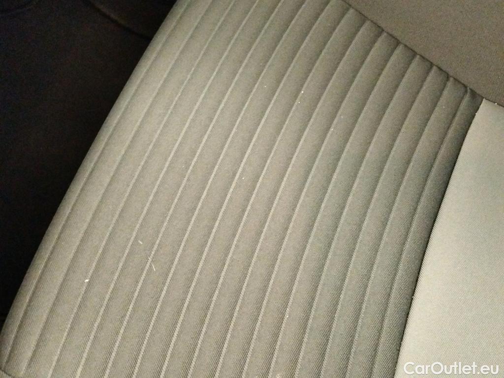  Toyota  Yaris TOYOTA  / 2017 / 5P / berlina con portón 1.5 100H Active #4