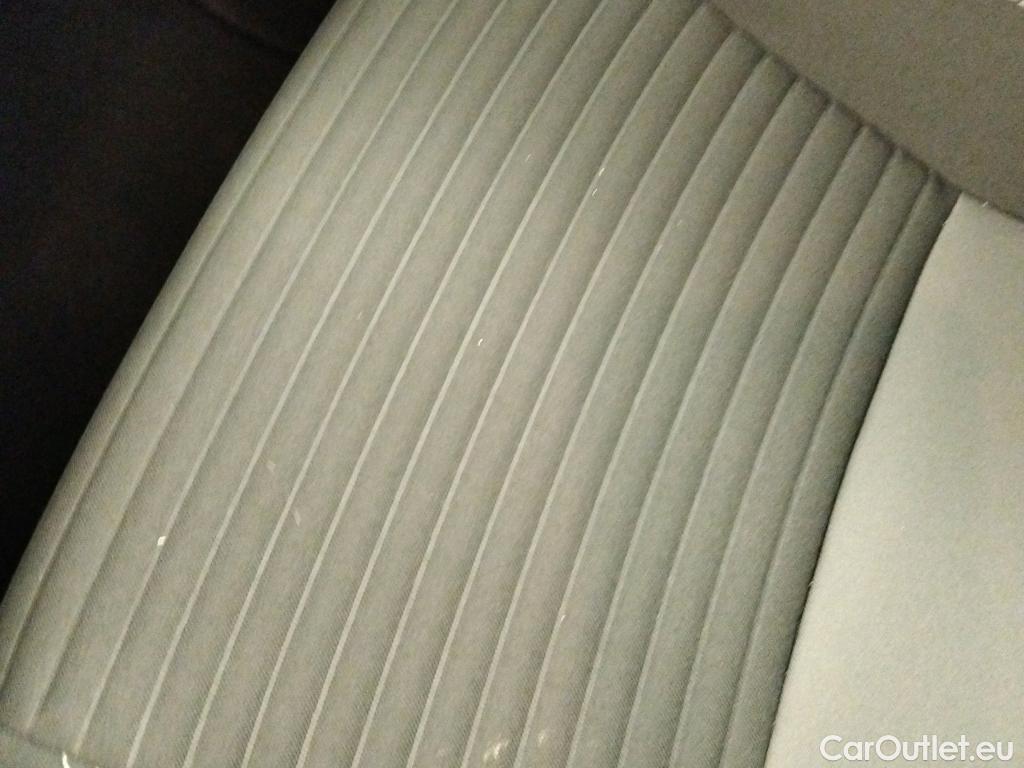  Toyota  Yaris TOYOTA  / 2017 / 5P / berlina con portón 1.5 100H Active #3