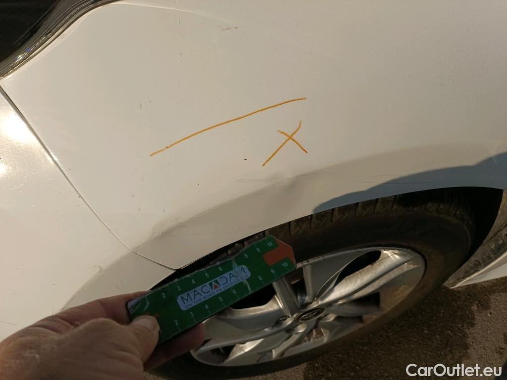  Toyota  Yaris TOYOTA  / 2020 / 5P / berlina con portón 1.5 120H Business Plus #4