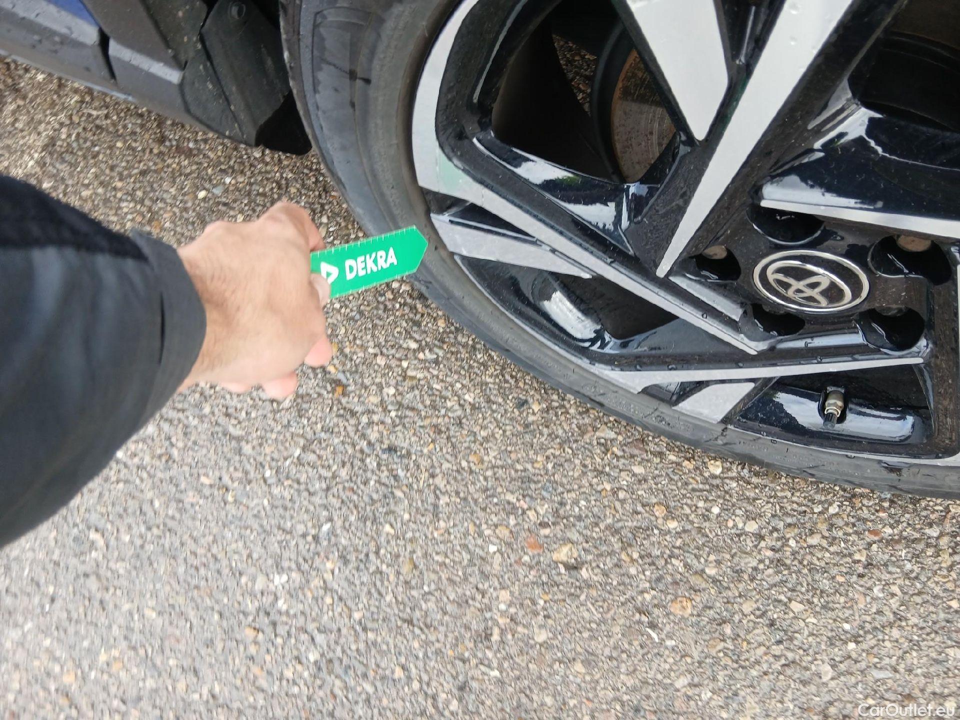  Toyota  C-HR TOYOTA  / 2019 / 5P / todoterreno 1.8 125H Advance #3