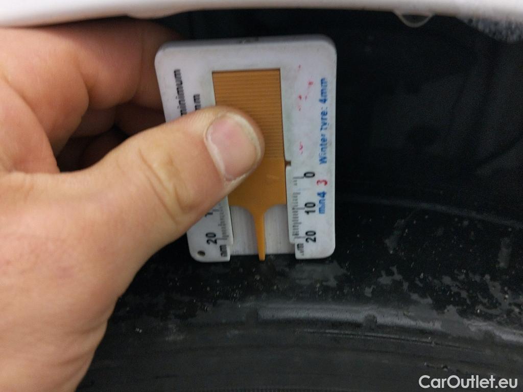  Toyota  Yaris TOYOTA  / 2017 / 5P / berlina con portón 1.5 100H Active #10