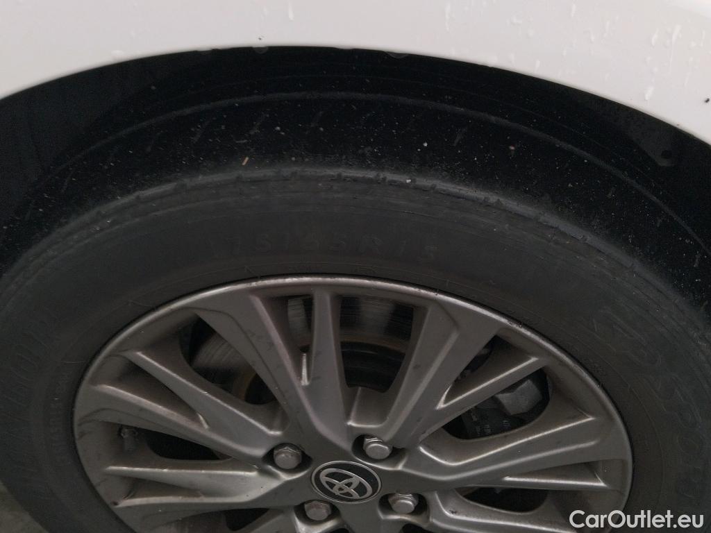  Toyota  Yaris TOYOTA  / 2017 / 5P / berlina con portón 1.5 100H Active #13