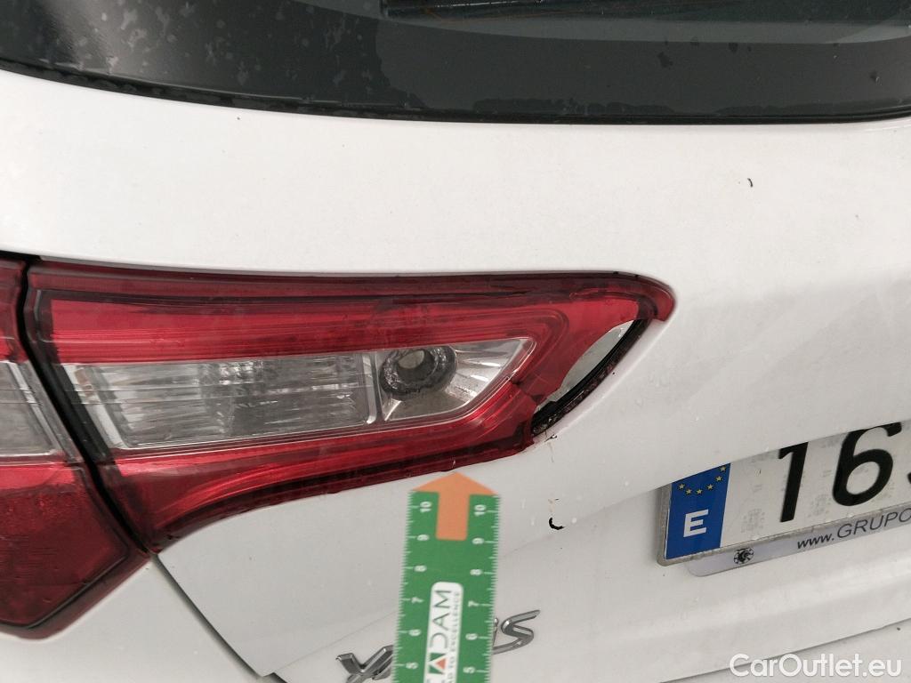  Toyota  Yaris TOYOTA  / 2017 / 5P / berlina con portón 1.5 100H Active #2