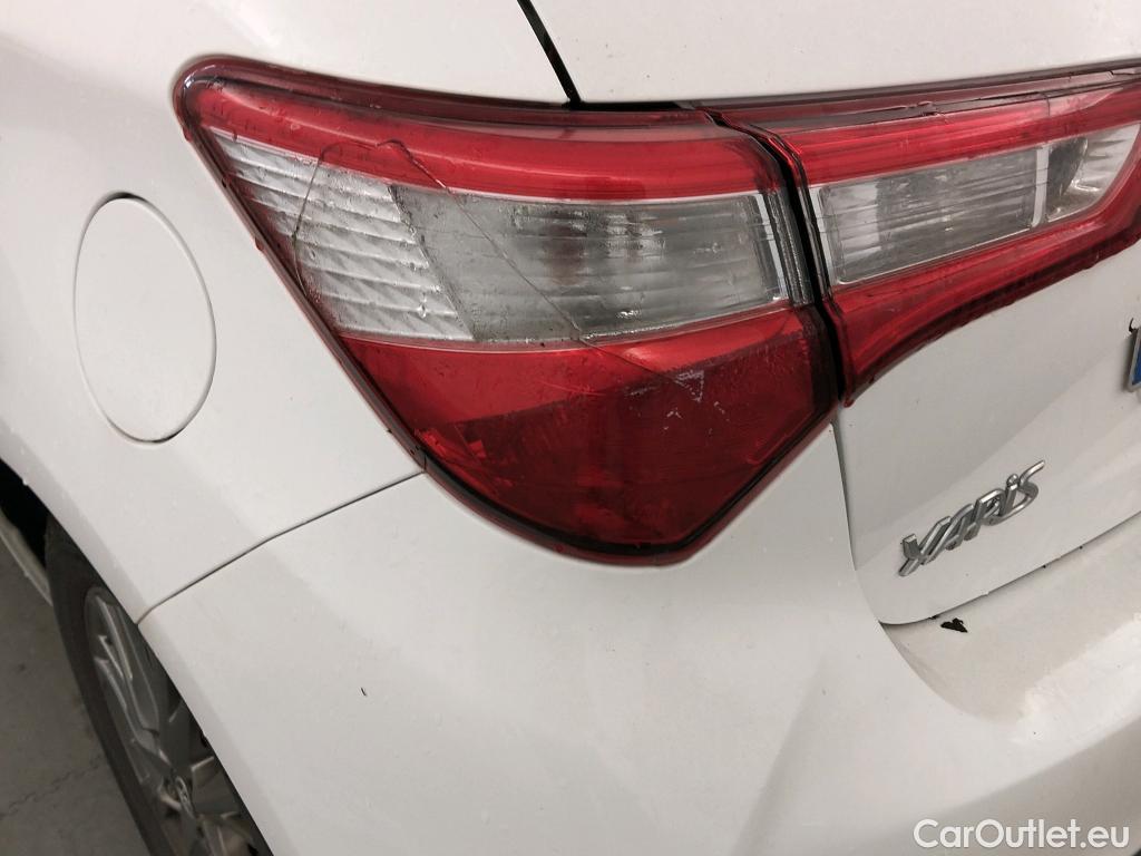  Toyota  Yaris TOYOTA  / 2017 / 5P / berlina con portón 1.5 100H Active #3