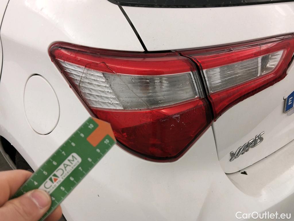  Toyota  Yaris TOYOTA  / 2017 / 5P / berlina con portón 1.5 100H Active #4