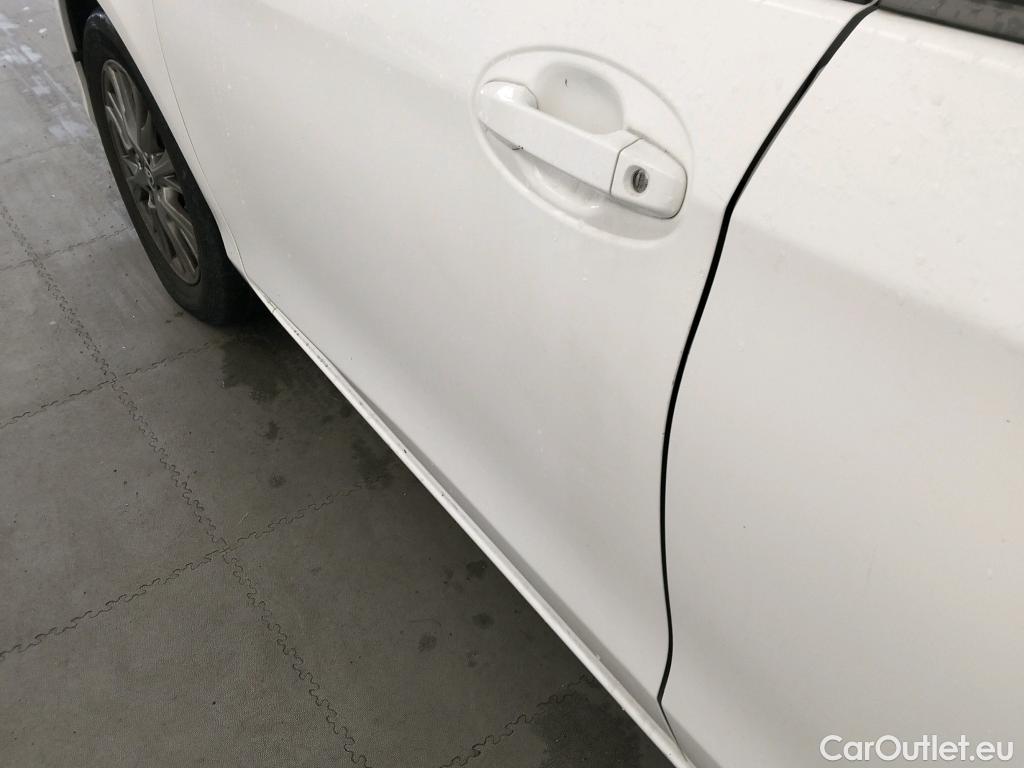  Toyota  Yaris TOYOTA  / 2017 / 5P / berlina con portón 1.5 100H Active #19