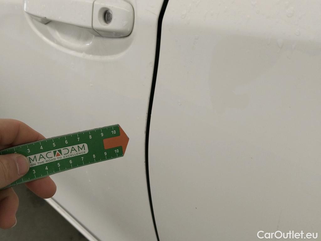  Toyota  Yaris TOYOTA  / 2017 / 5P / berlina con portón 1.5 100H Active #20