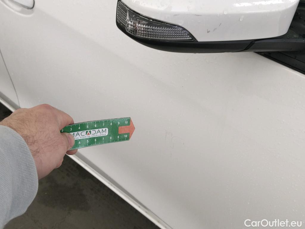  Toyota  Yaris TOYOTA  / 2017 / 5P / berlina con portón 1.5 100H Active #8