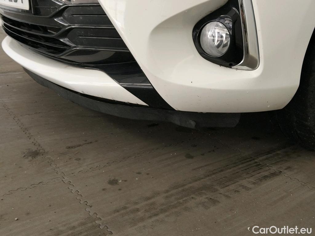  Toyota  Yaris TOYOTA  / 2017 / 5P / berlina con portón 1.5 100H Active #21