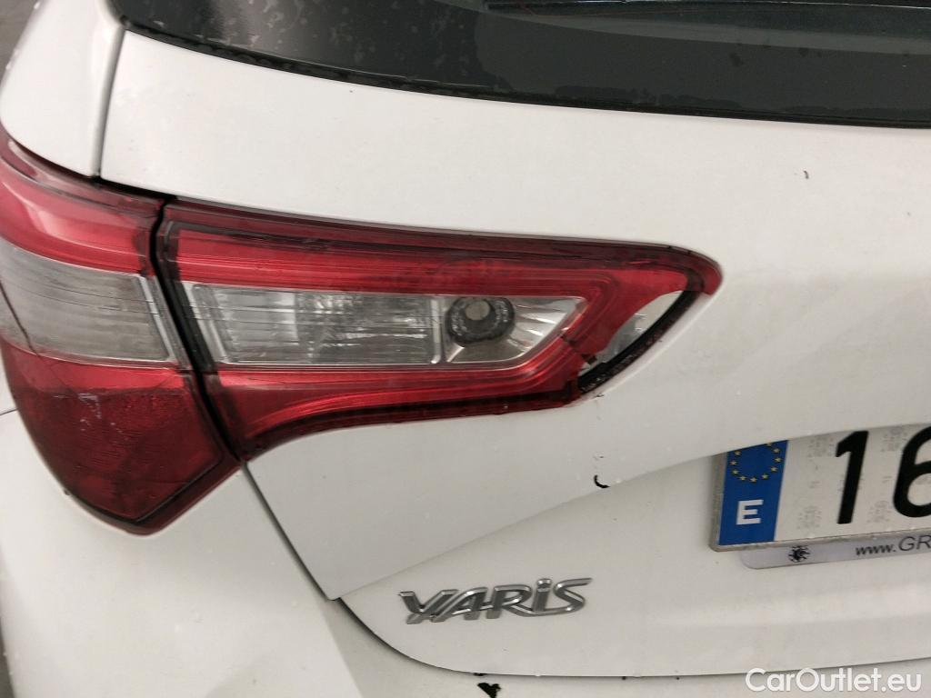  Toyota  Yaris TOYOTA  / 2017 / 5P / berlina con portón 1.5 100H Active #1