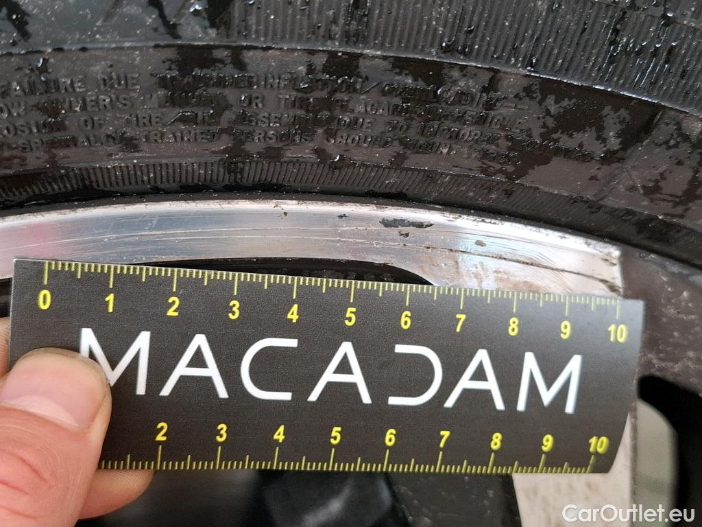  Renault  Captur RENAULT  / 2019 / 5P / SUV Intens TCe 140 FAP -21 #24