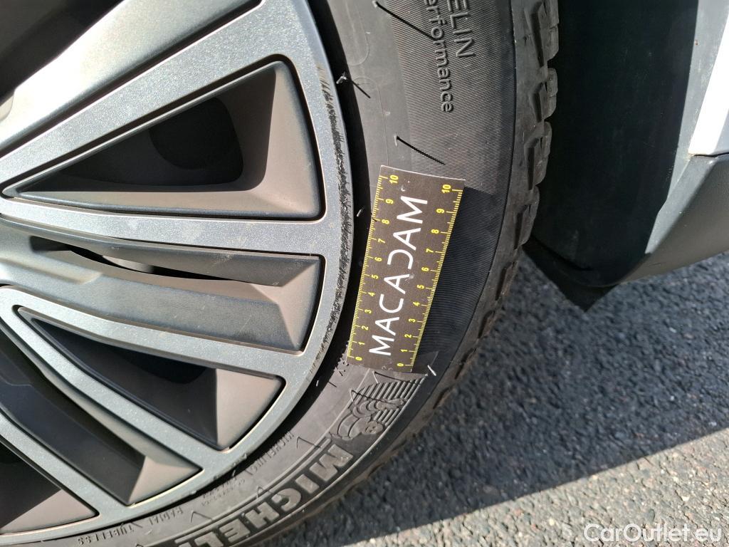  Peugeot  2008 PEUGEOT  / 2016 / 5P / Crossover Puretech 110 S&S ACTIVE #26