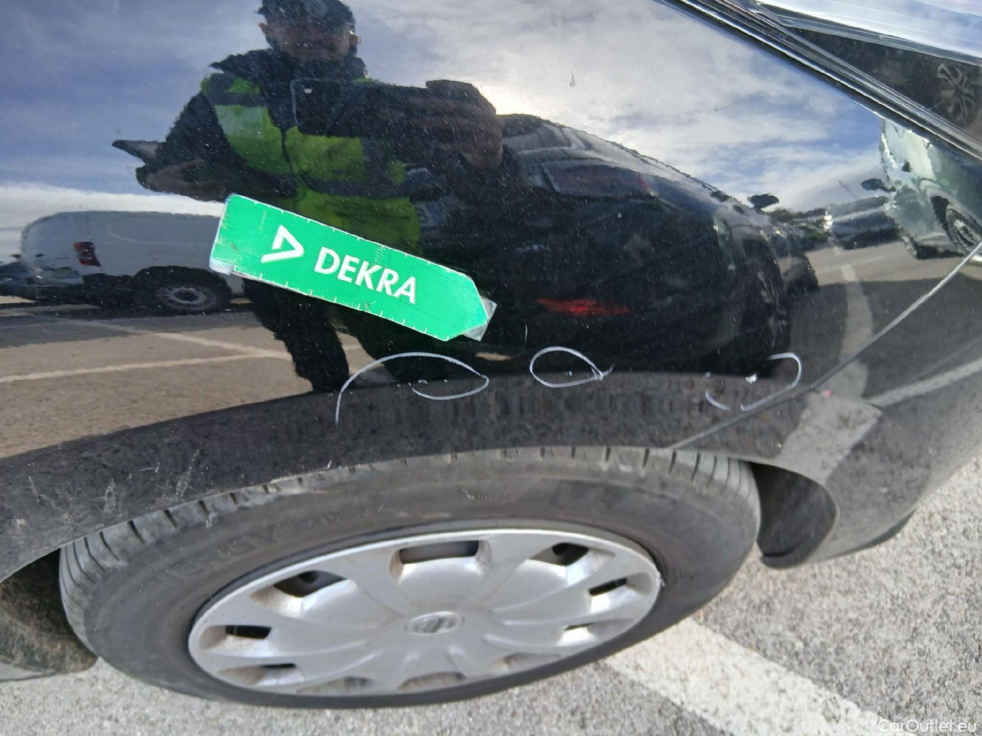  Nissan  Micra NISSAN  / 2017 / 5P / berlina con portón IG-T 68 kW (92 CV) E6D-F Acenta Sprint #35