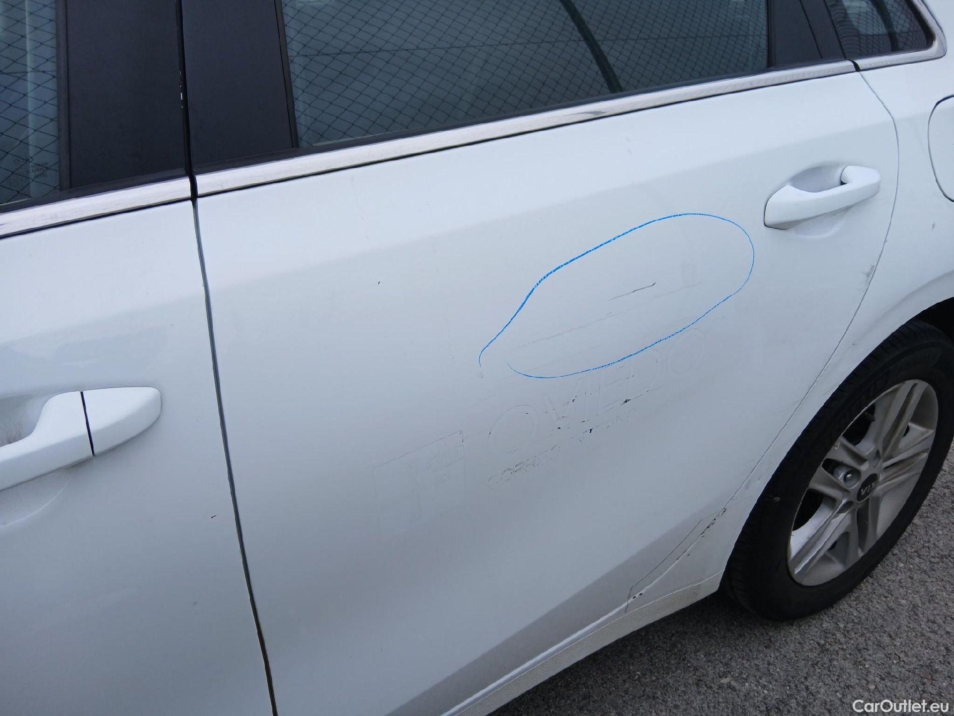  KIA  Cee'd KIA Ceed / 2021 / 5P / berlina con portón 1.0 MHEV 88kW (120CV) Drive DCT #14