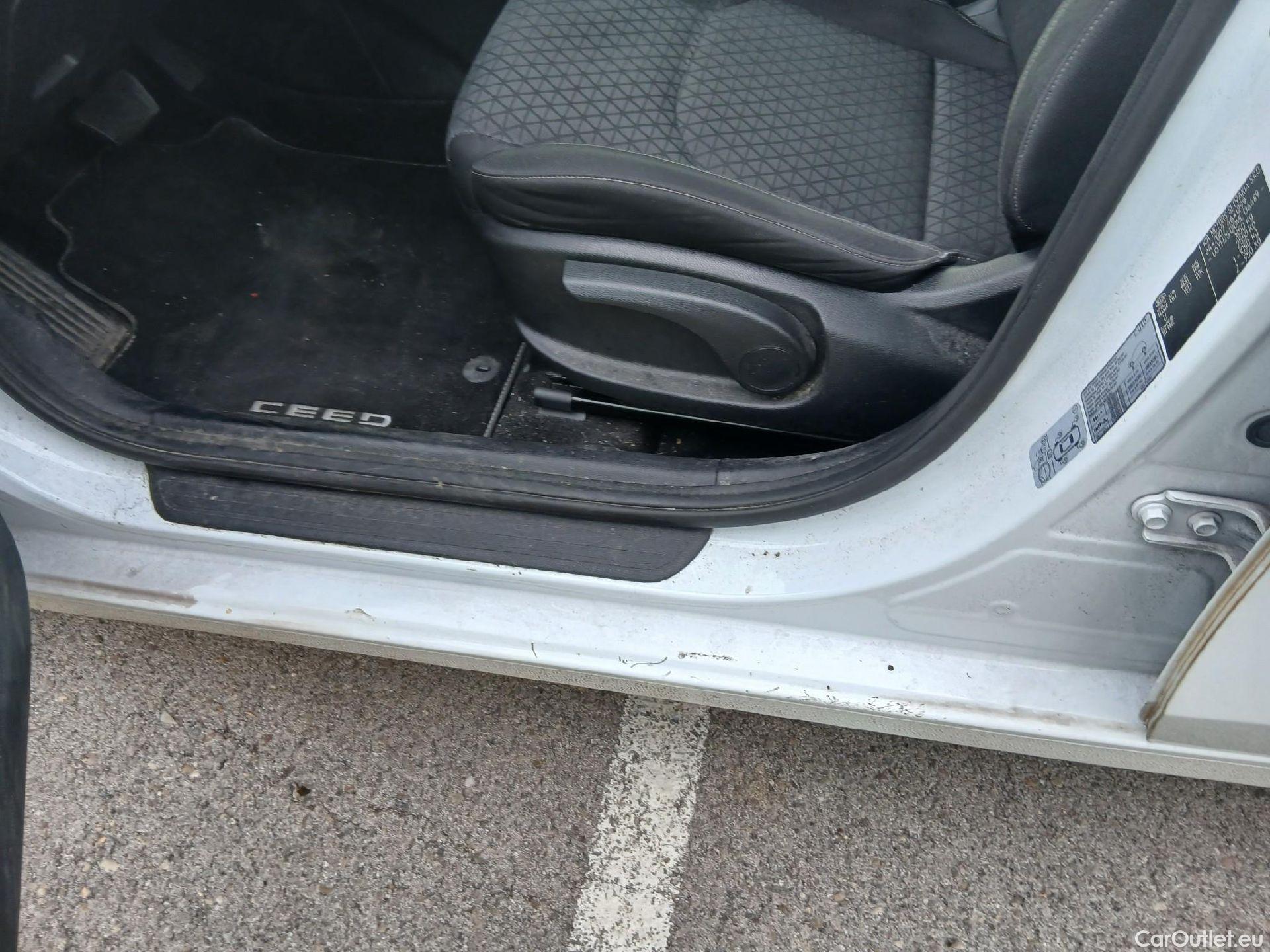  KIA  Cee'd KIA Ceed / 2021 / 5P / berlina con portón 1.0 MHEV 88kW (120CV) Drive DCT #24