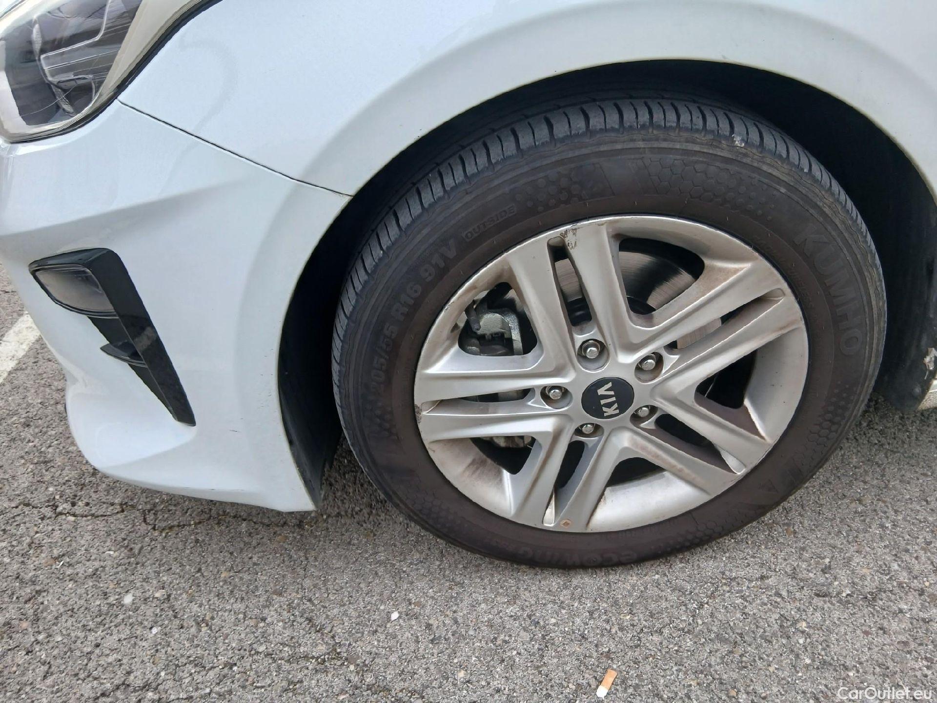  KIA  Cee'd KIA Ceed / 2021 / 5P / berlina con portón 1.0 MHEV 88kW (120CV) Drive DCT #9