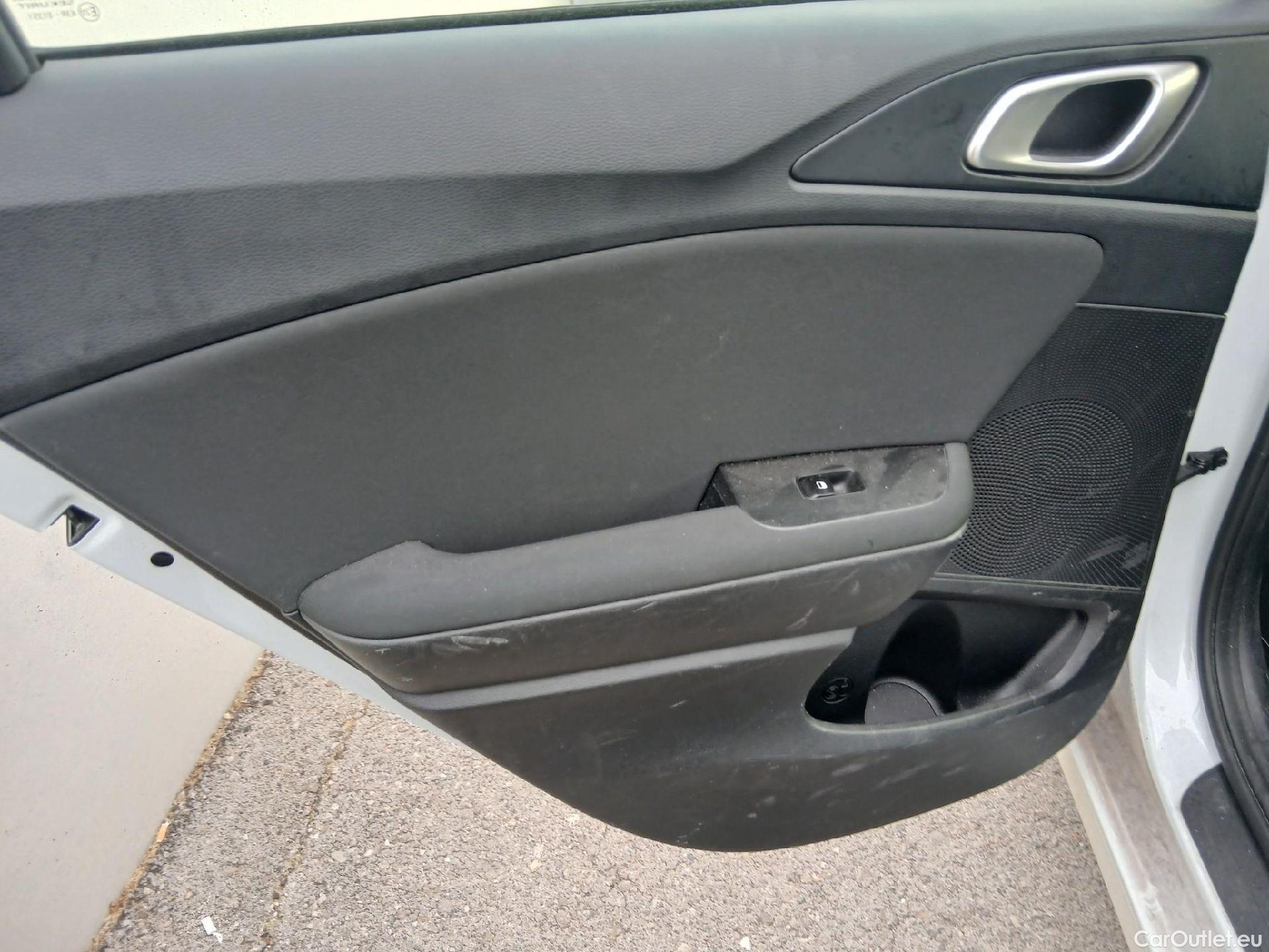  KIA  Cee'd KIA Ceed / 2021 / 5P / berlina con portón 1.0 MHEV 88kW (120CV) Drive DCT #27