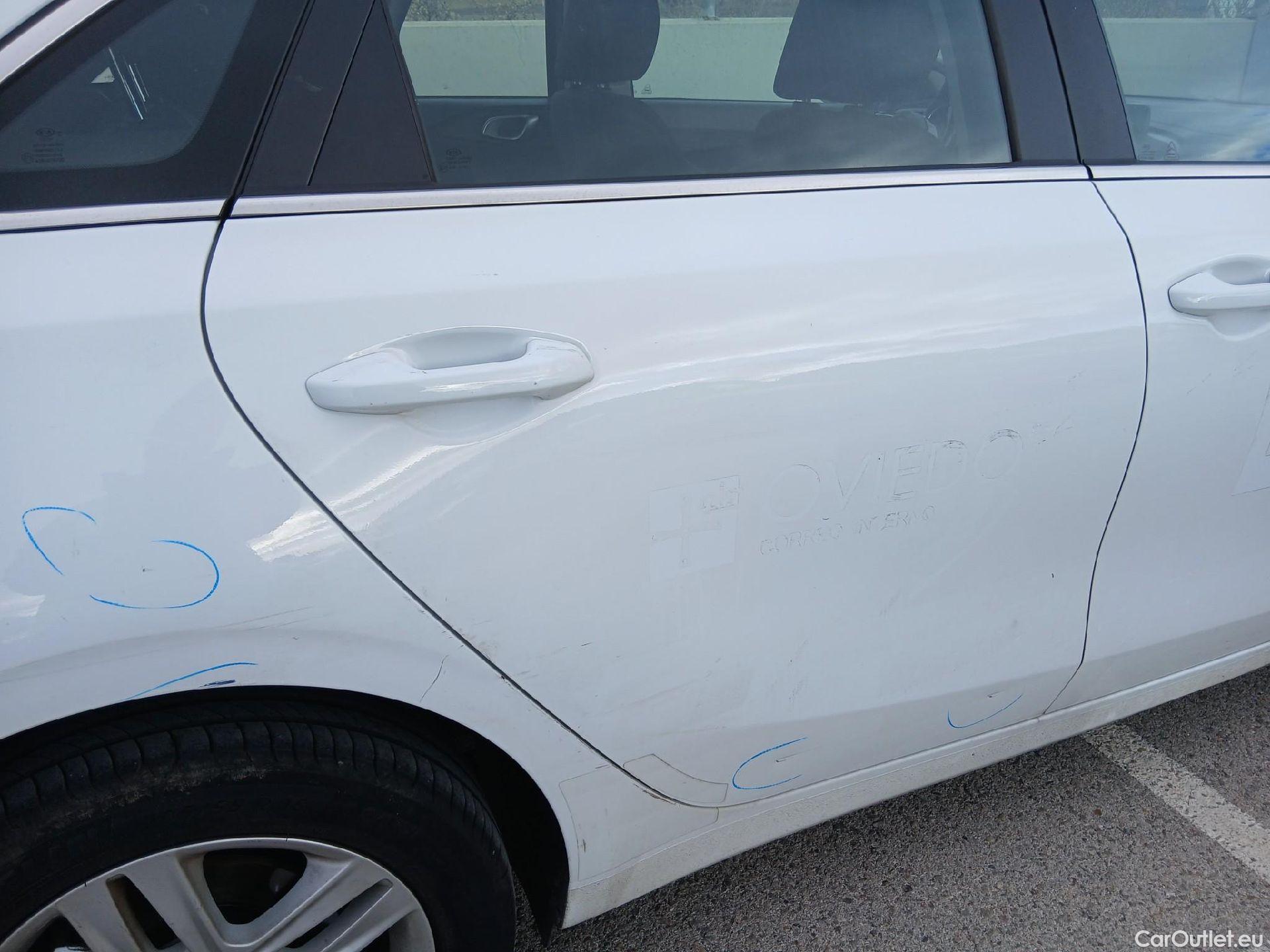  KIA  Cee'd KIA Ceed / 2021 / 5P / berlina con portón 1.0 MHEV 88kW (120CV) Drive DCT #35