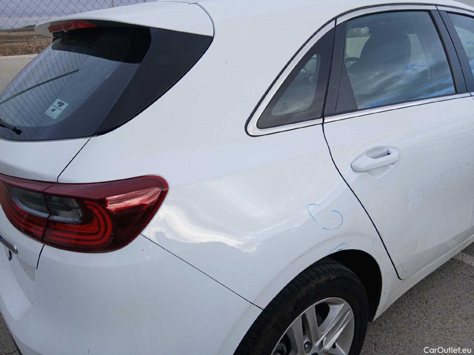  KIA  Cee'd KIA Ceed / 2021 / 5P / berlina con portón 1.0 MHEV 88kW (120CV) Drive DCT #31