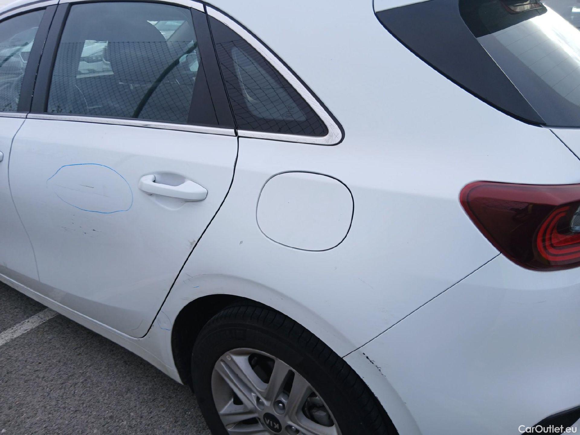  KIA  Cee'd KIA Ceed / 2021 / 5P / berlina con portón 1.0 MHEV 88kW (120CV) Drive DCT #16