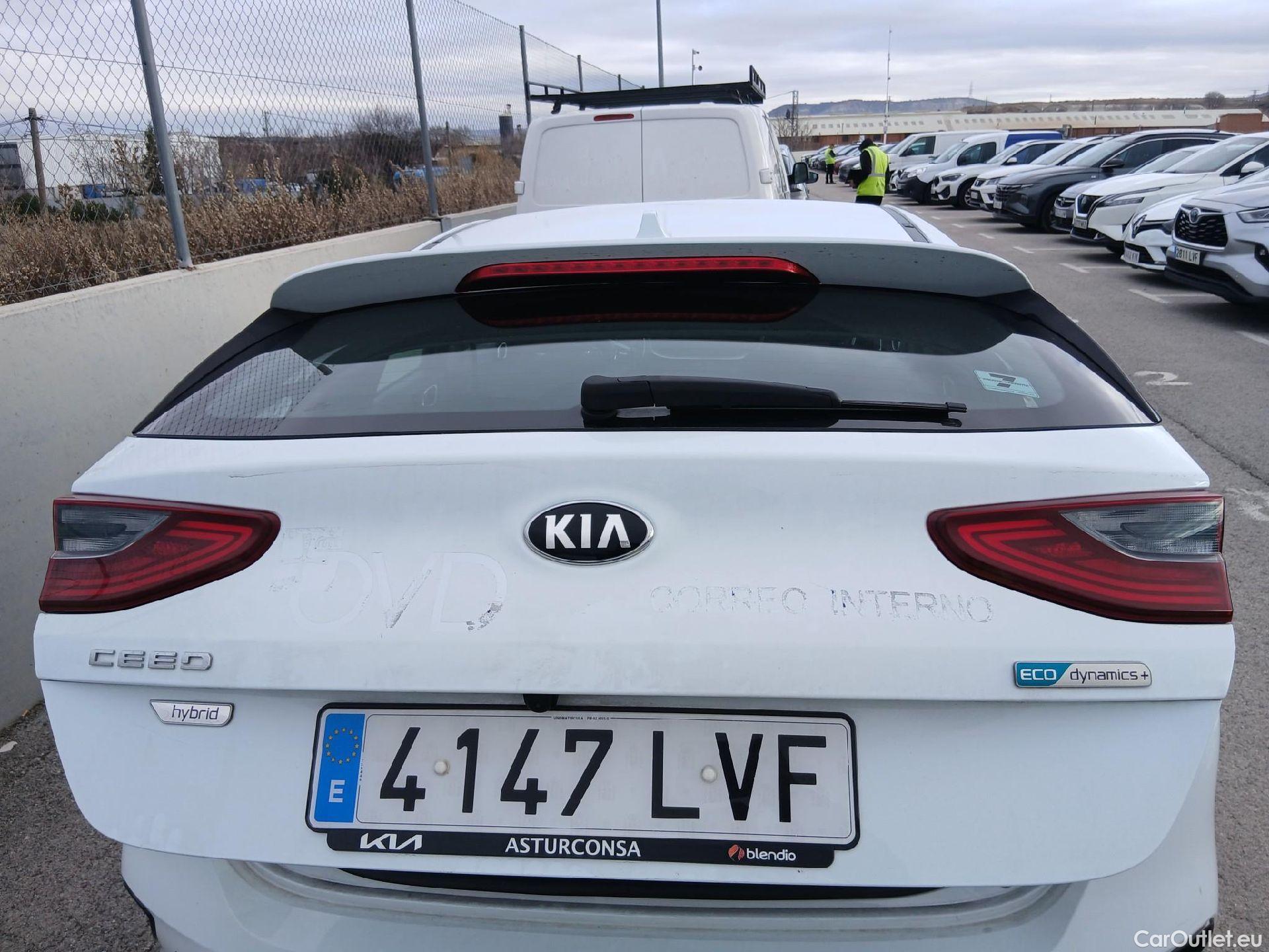  KIA  Cee'd KIA Ceed / 2021 / 5P / berlina con portón 1.0 MHEV 88kW (120CV) Drive DCT #30