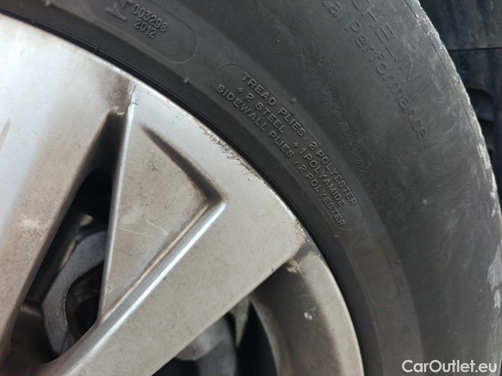  Peugeot  5008 PEUGEOT  / 2020 / 5P / todoterreno 1.5 BlueHDi 96kW S&S Active Pack EAT8 #27