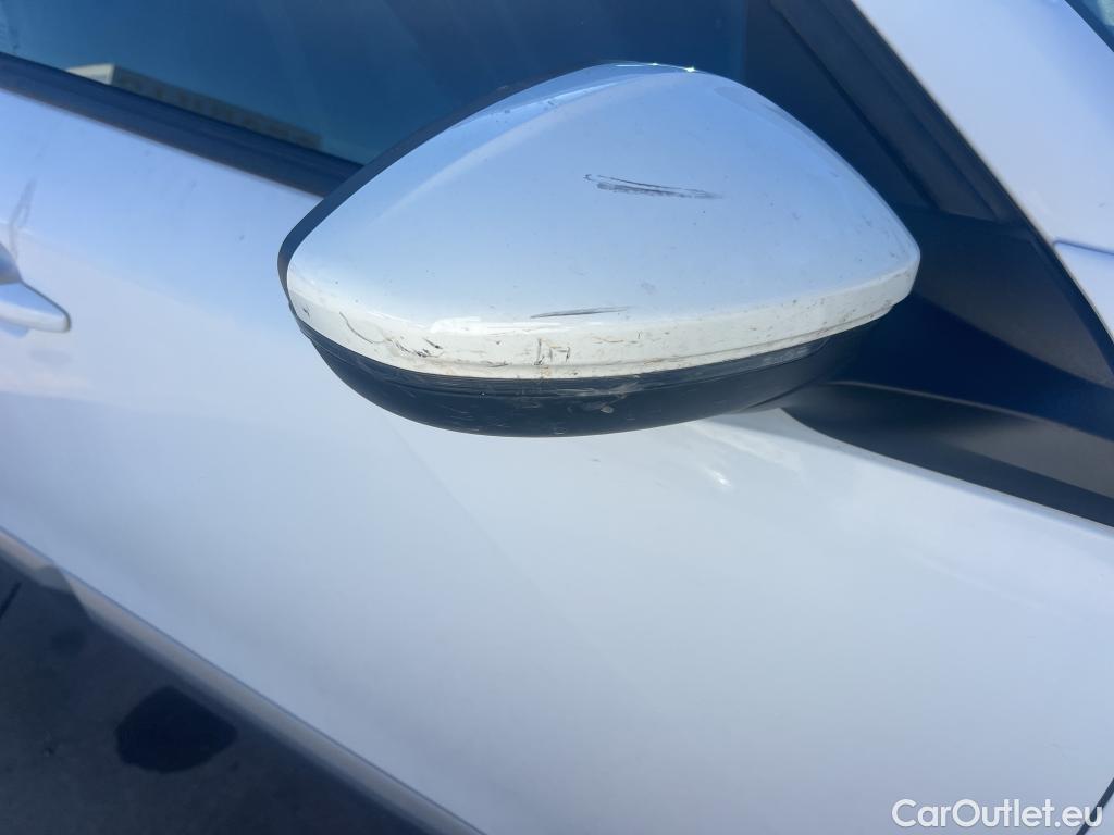  Peugeot  2008 PEUGEOT  / 2019 / 5P / todoterreno Allure BlueHDI 100 S&S BVM6 (CX) #30