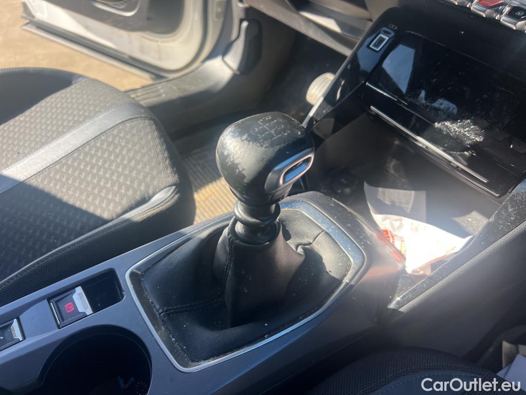  Peugeot  2008 PEUGEOT  / 2019 / 5P / todoterreno Allure BlueHDI 100 S&S BVM6 (CX) #17