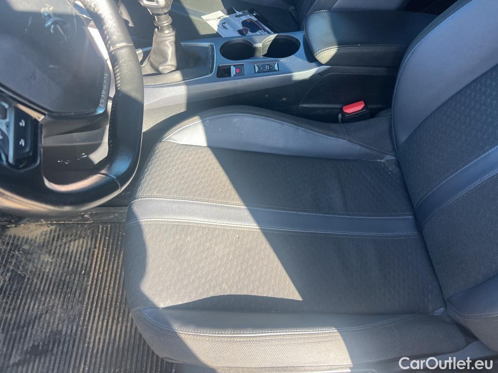  Peugeot  2008 PEUGEOT  / 2019 / 5P / todoterreno Allure BlueHDI 100 S&S BVM6 (CX) #3