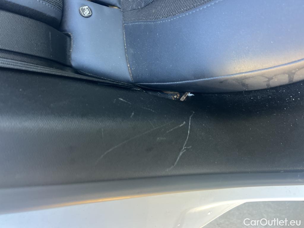  Peugeot  2008 PEUGEOT  / 2019 / 5P / todoterreno Allure BlueHDI 100 S&S BVM6 (CX) #13