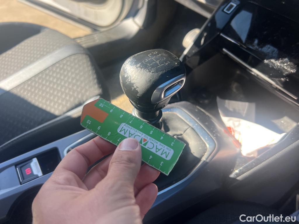  Peugeot  2008 PEUGEOT  / 2019 / 5P / todoterreno Allure BlueHDI 100 S&S BVM6 (CX) #18