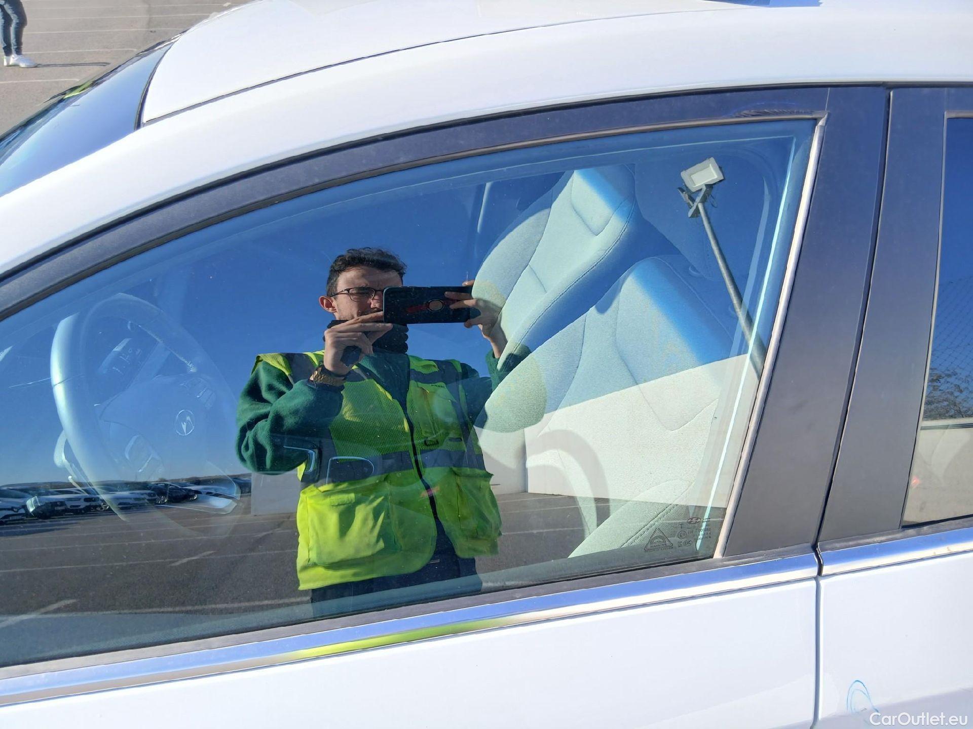  Hyundai   Ioniq HYUNDAI / 2019 / 5P / berlina con portón 1.6 GDI HEV Tecno DCT #14