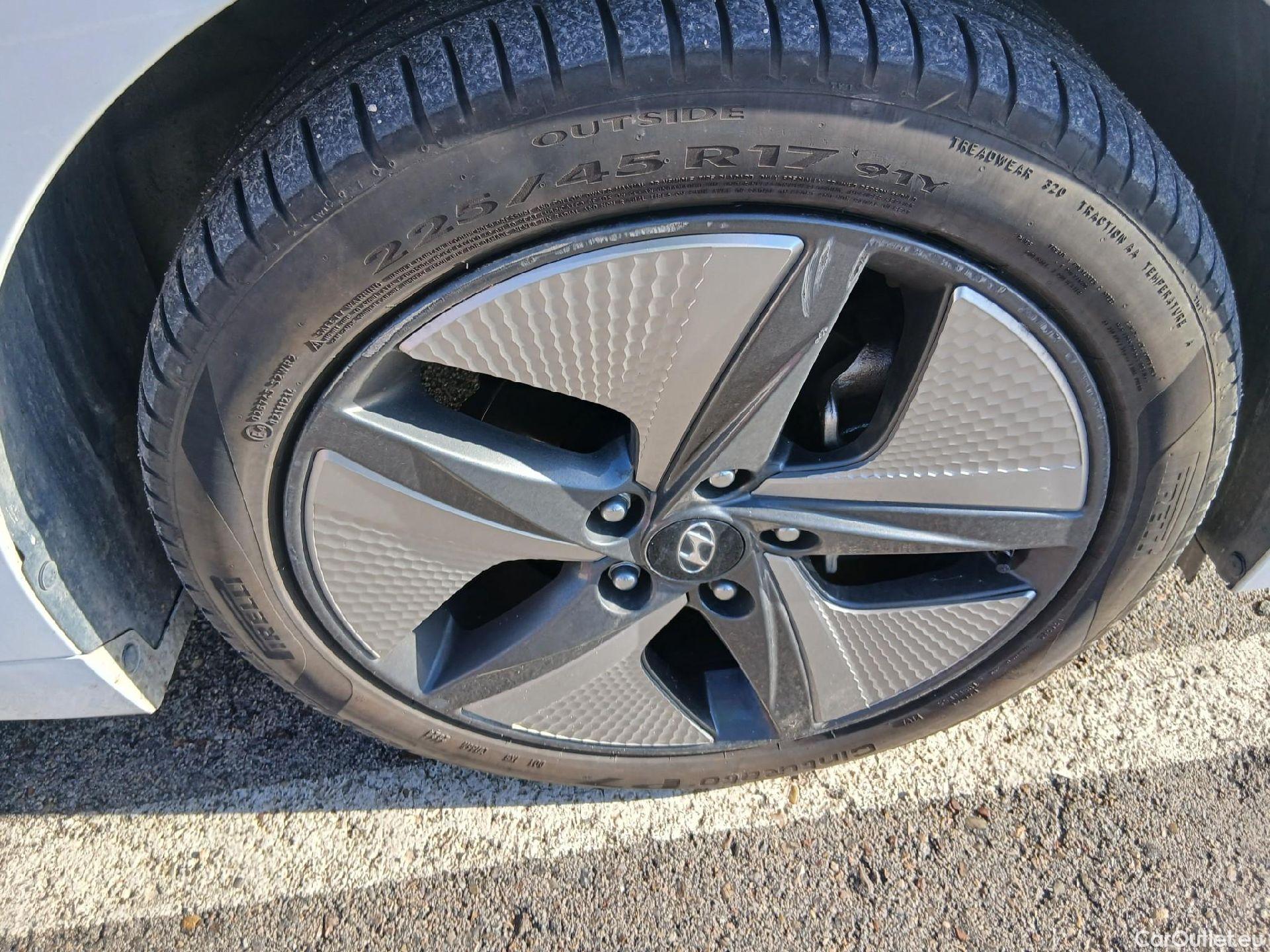  Hyundai   Ioniq HYUNDAI / 2019 / 5P / berlina con portón 1.6 GDI HEV Tecno DCT #40