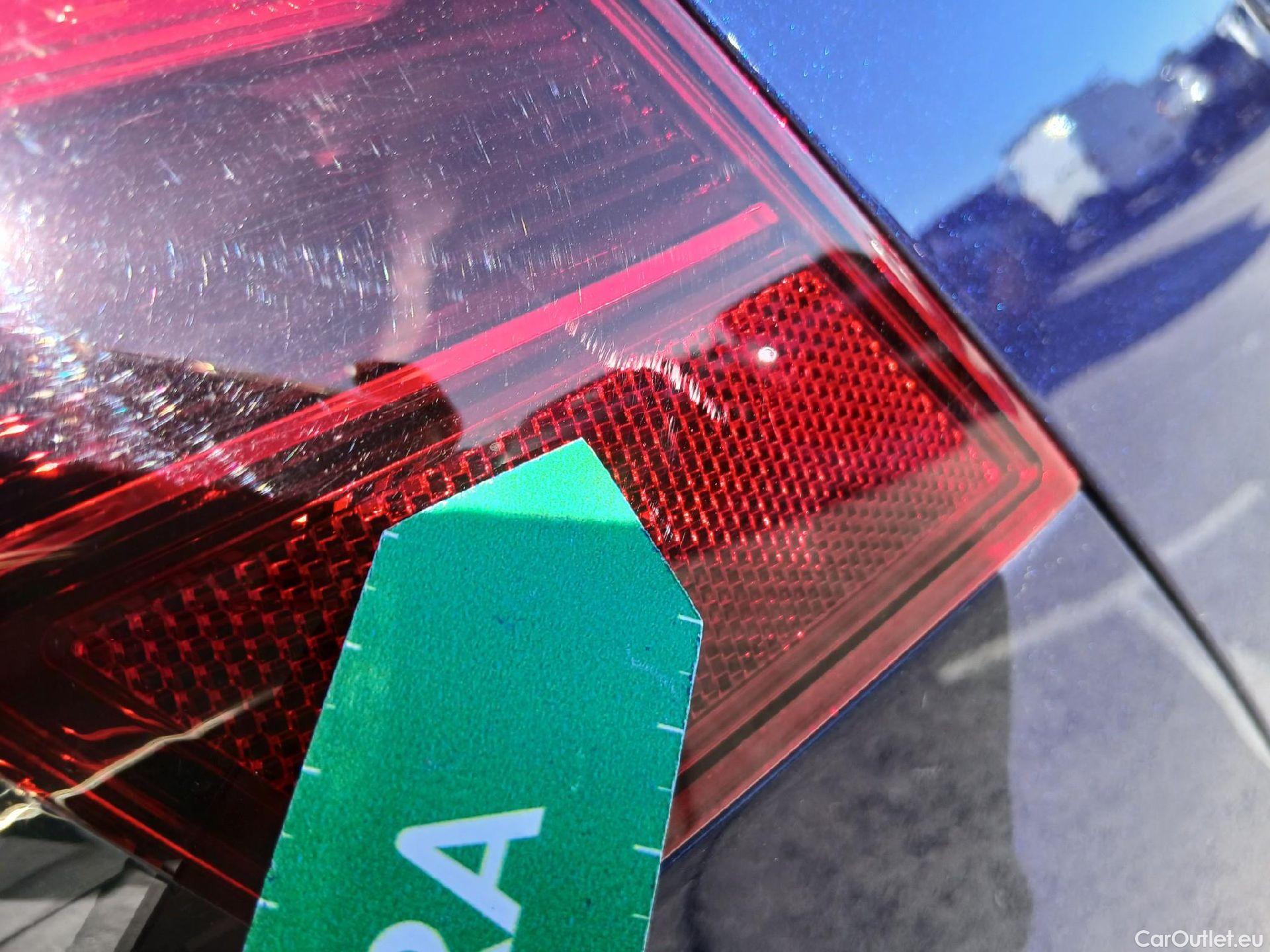  Volkswagen  Golf  VOLKSWAGEN / 2020 / 5P / berlina con portón Life 2.0 TDI 85kW (115CV) #24