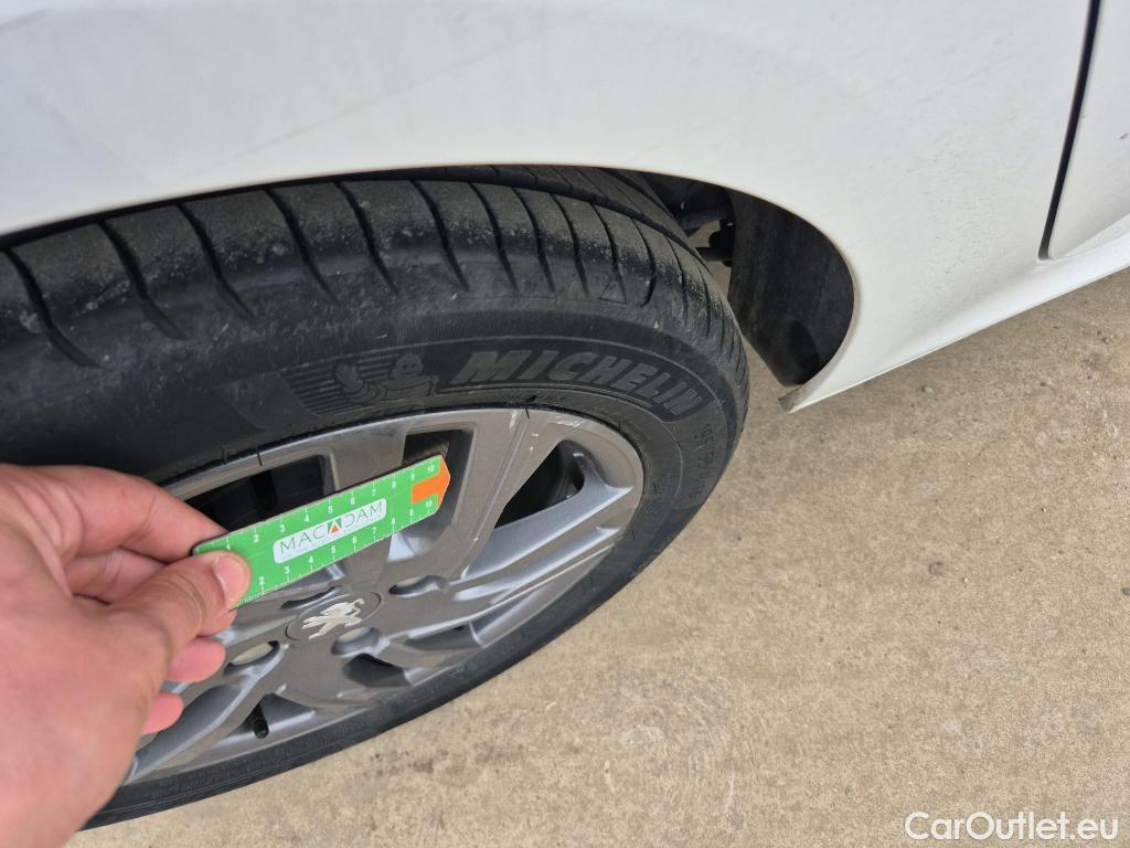  Peugeot  208 PEUGEOT  / 2019 / 5P / berlina con portón BlueHDi 73kW (100CV) Active Pack (AC) #21