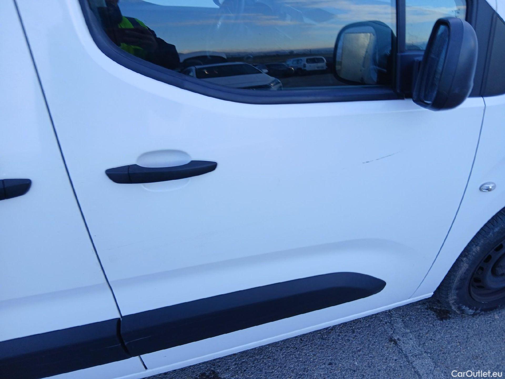  Citroen  Berlingo CITROEN  / 2018 / 4P / combi Talla M BlueHDi 100 LIVE (AC) #17