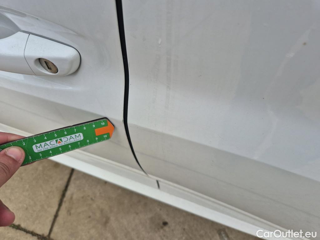  Peugeot  208 PEUGEOT  / 2019 / 5P / berlina con portón BlueHDi 73kW (100CV) Active Pack (AC) #8