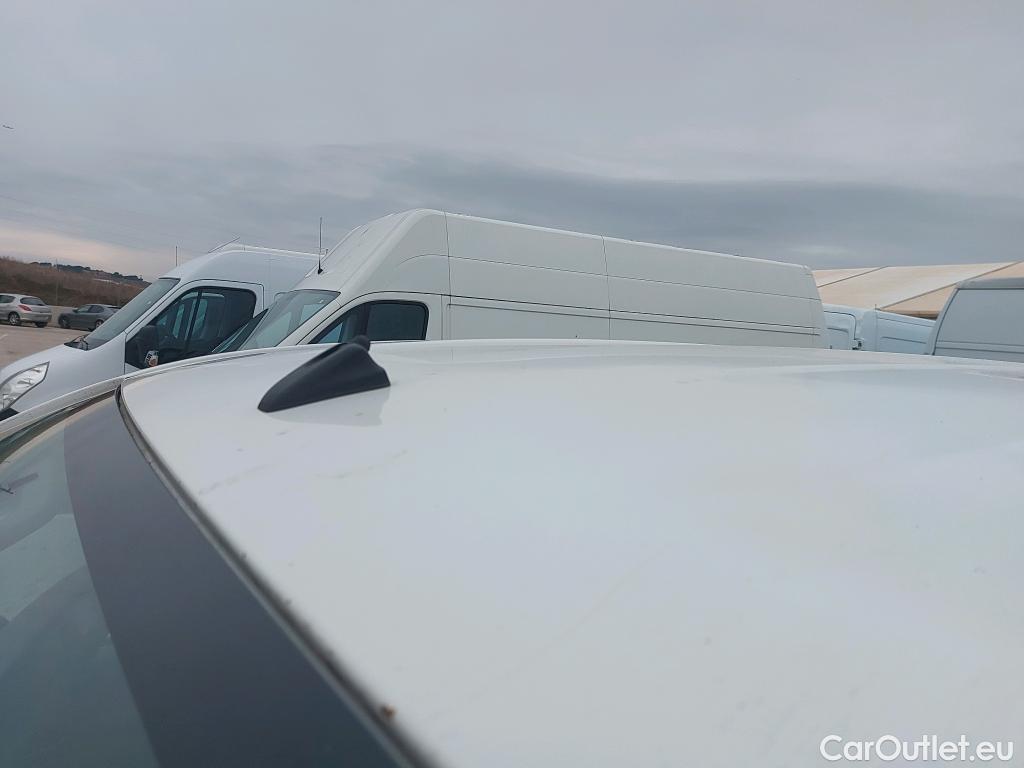  Toyota  Hilux TOYOTA  / 2016 / 4P / pickup 2.4 D-4D Cabina Doble GX #68