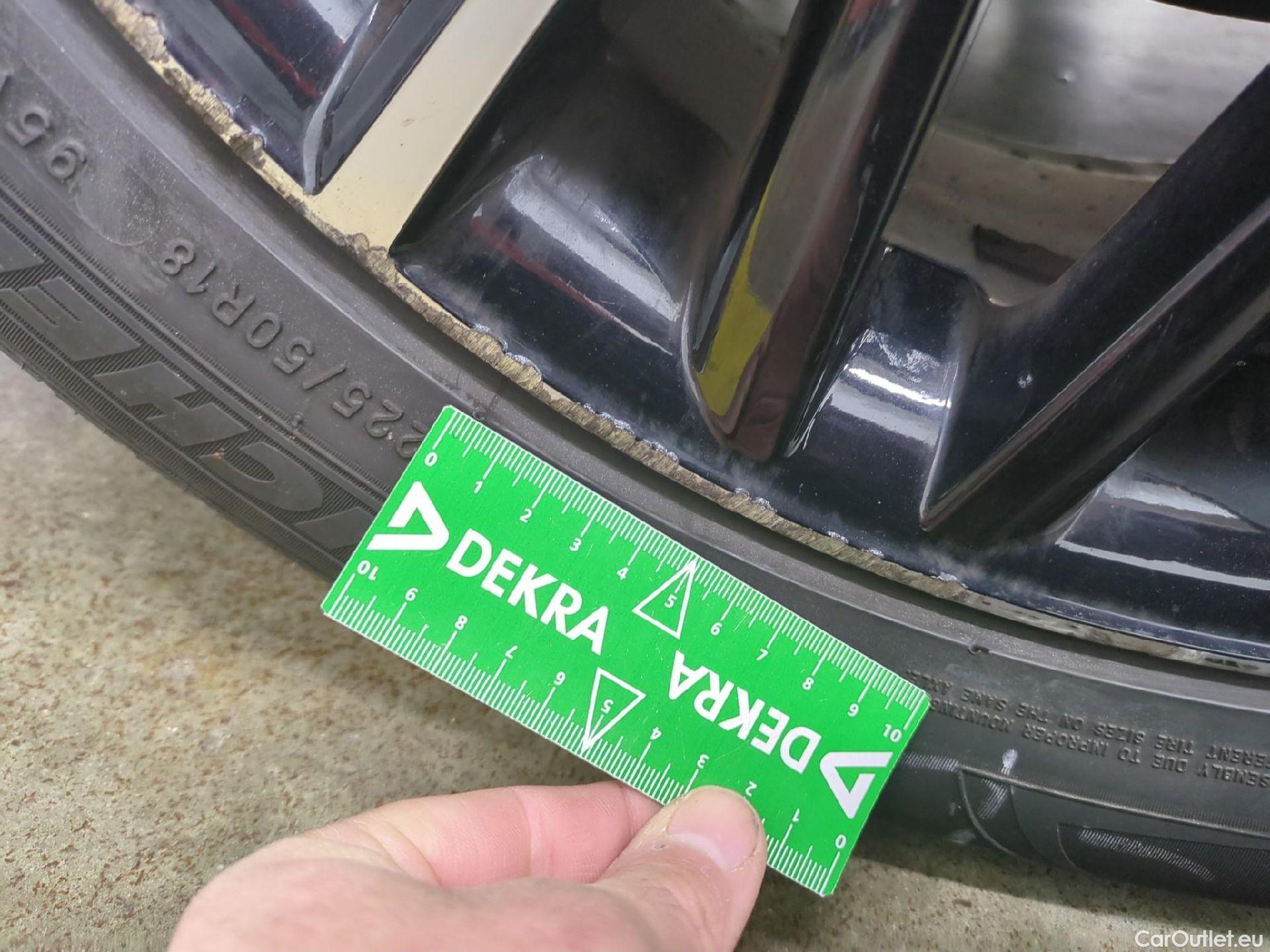  Toyota  C-HR TOYOTA  / 2016 / 5P / SUV 2.0 HYBRIDE 184 DISTINCTIVE #1