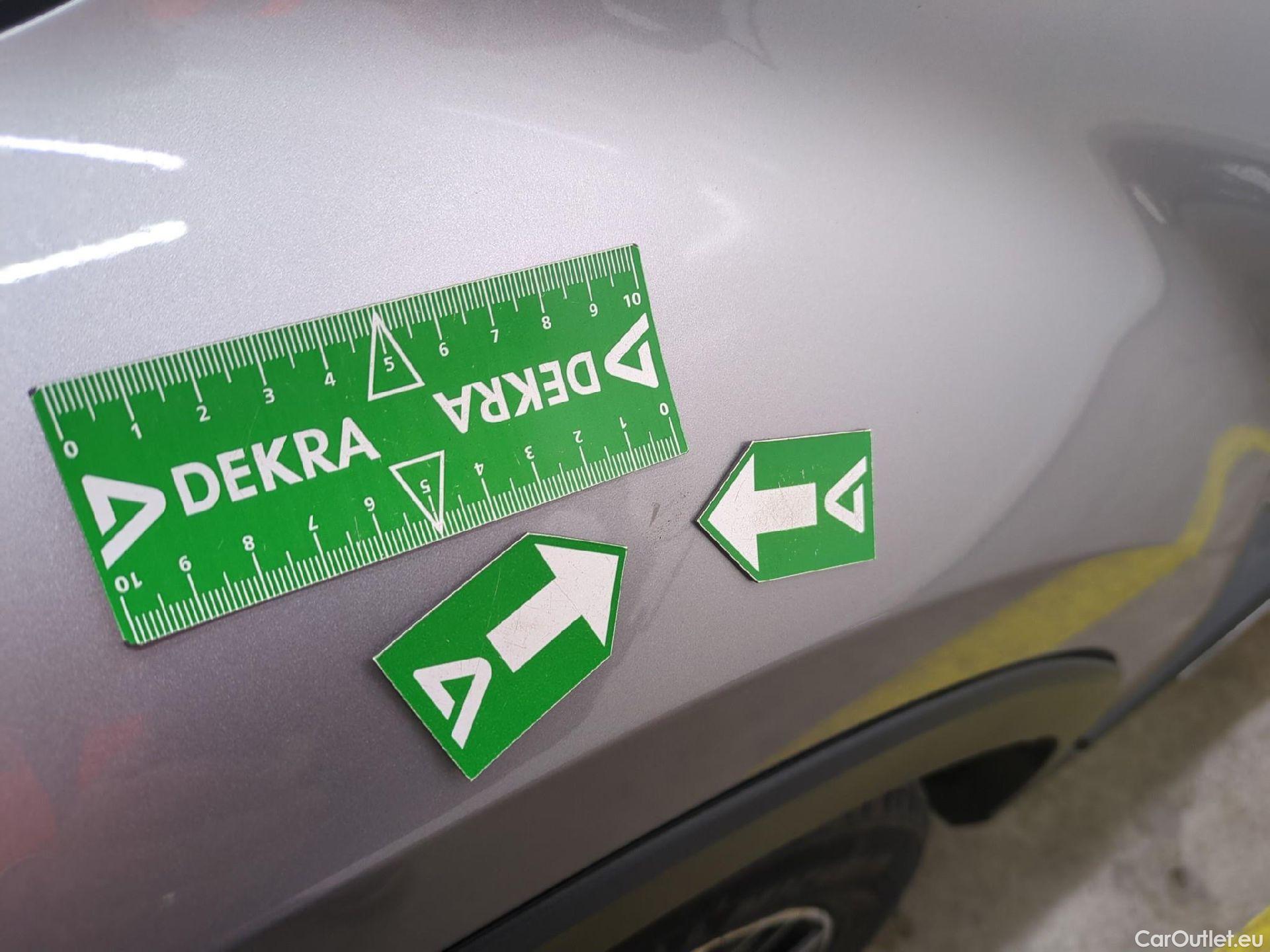  Toyota  C-HR TOYOTA  / 2016 / 5P / SUV 2.0 HYBRIDE 184 DISTINCTIVE #19