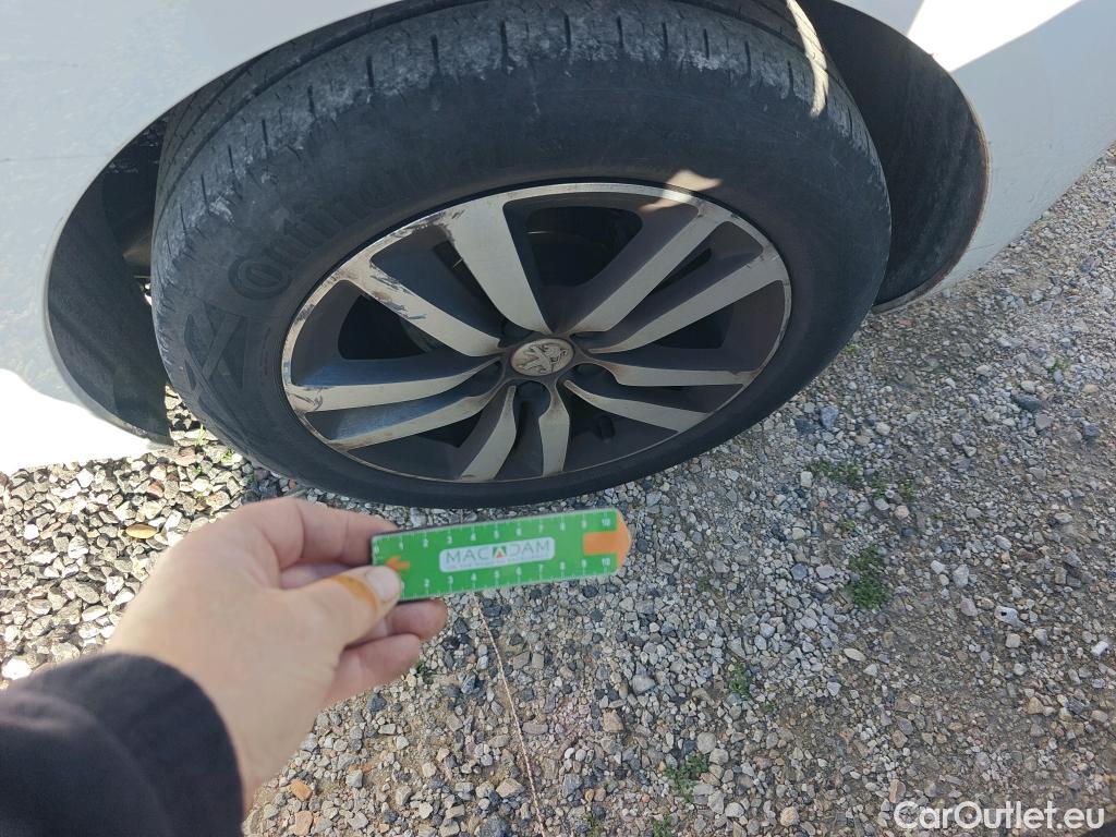  Peugeot  308 PEUGEOT  / 2017 / 5P / berlina con portón 5p Style BlueHDi 130 S&S #3