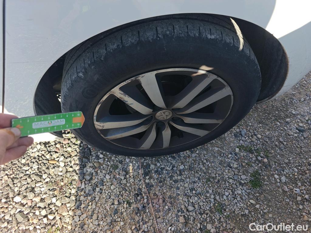  Peugeot  308 PEUGEOT  / 2017 / 5P / berlina con portón 5p Style BlueHDi 130 S&S #4