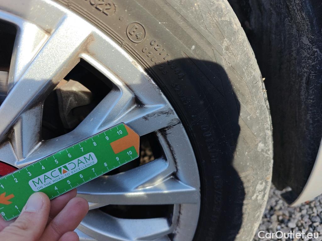  Fiat  500 FIAT  / 2015 / 3P / berlina con portón Red 1.0 Hybrid 51KW (70 CV)(SP)(SL) (AC4) #3