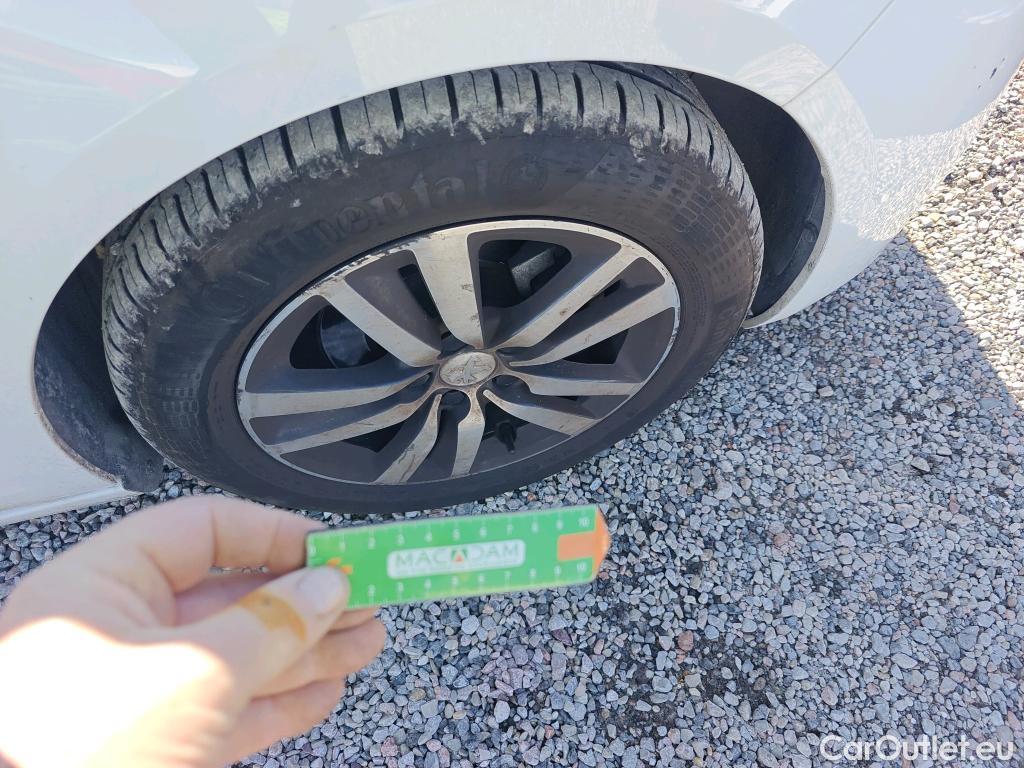  Peugeot  308 PEUGEOT  / 2017 / 5P / berlina con portón 5p Style BlueHDi 130 S&S #5