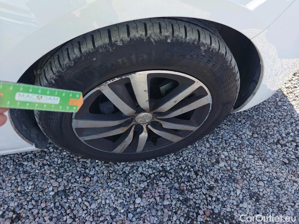  Peugeot  308 PEUGEOT  / 2017 / 5P / berlina con portón 5p Style BlueHDi 130 S&S #6